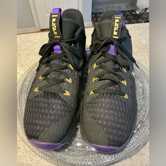 Nike LeBron James Witness 5 Basketball Shoe Black Purple Gold Lakers Mens SZ 13 - Picture 7 of 16